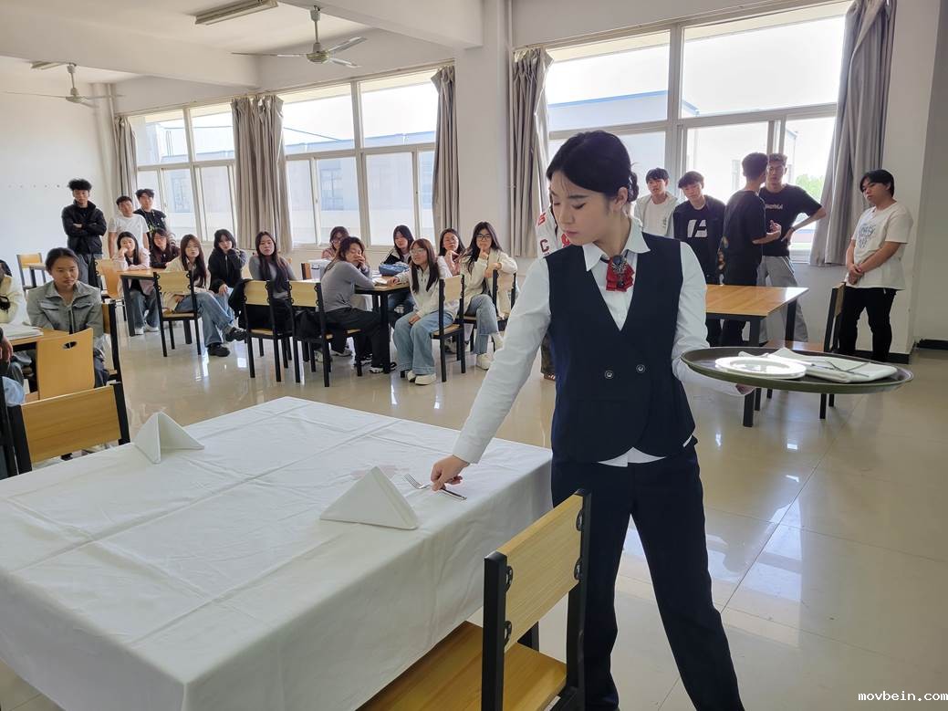 酒店专业实训室“托盘绝技”特训营——技能淬炼点亮服务之光